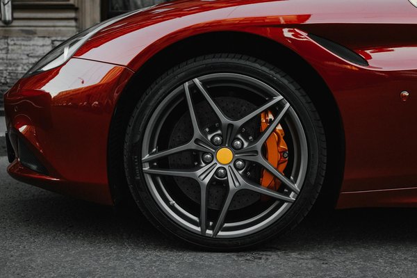 Quels sont les critères pour sélectionner des pneus d'hiver pour une conduite sûre en montagne?